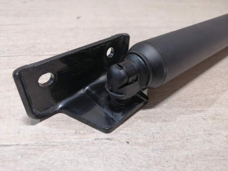 Omoda C5 амортизатор крышки багажника правый