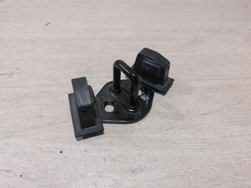 Omoda C5 петля замка багажника