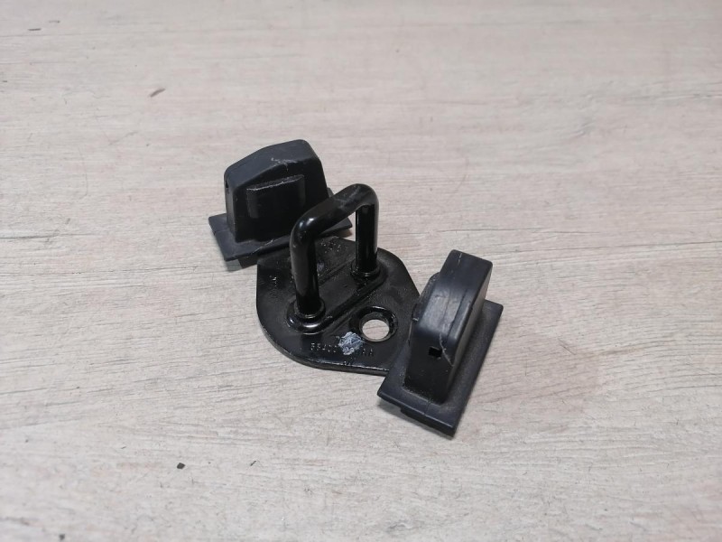 Omoda C5 петля замка багажника