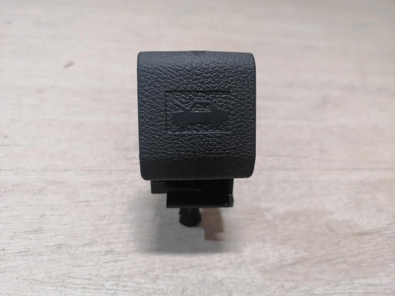 Omoda C5 ручка открывания капота в салоне