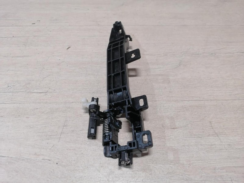 Omoda C5 кронштейн ручки двери передний левый