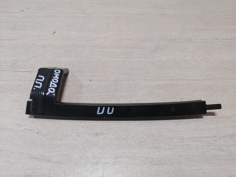 Omoda C5 направляющая стекла передняя правая короткая