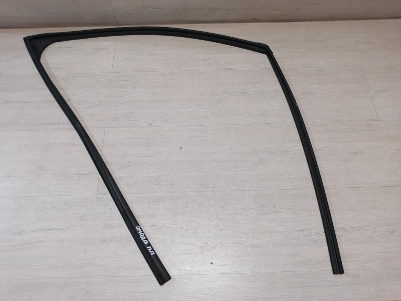 Omoda C5 бархотка верхняя передняя правая