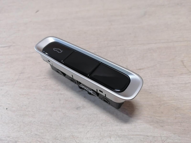 Omoda C5 кнопка багажника в салоне