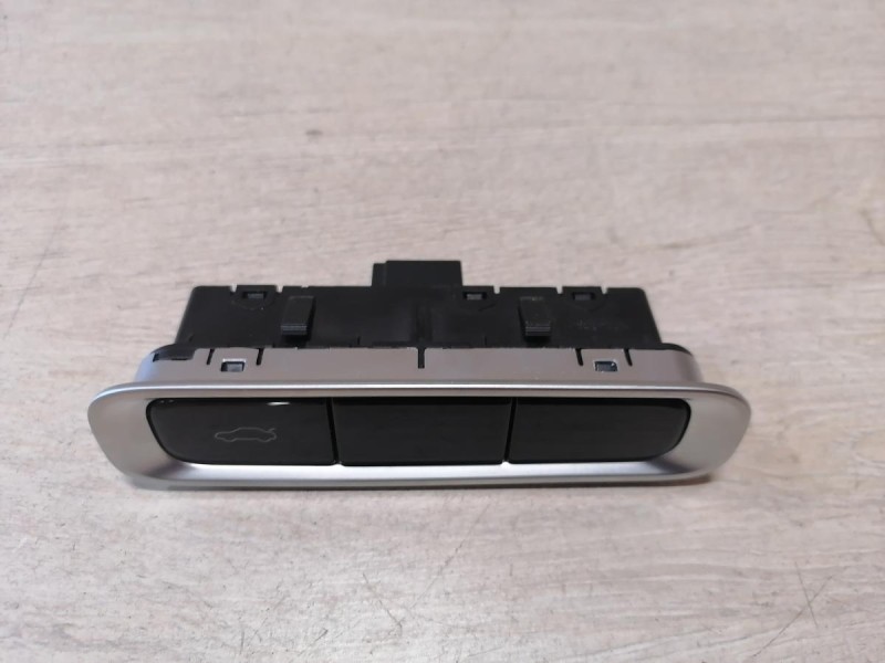 Omoda C5 кнопка багажника в салоне