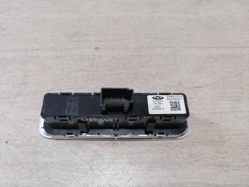 Omoda C5 кнопка багажника в салоне