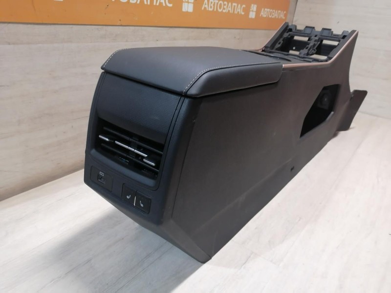 Omoda C5 подлокотник