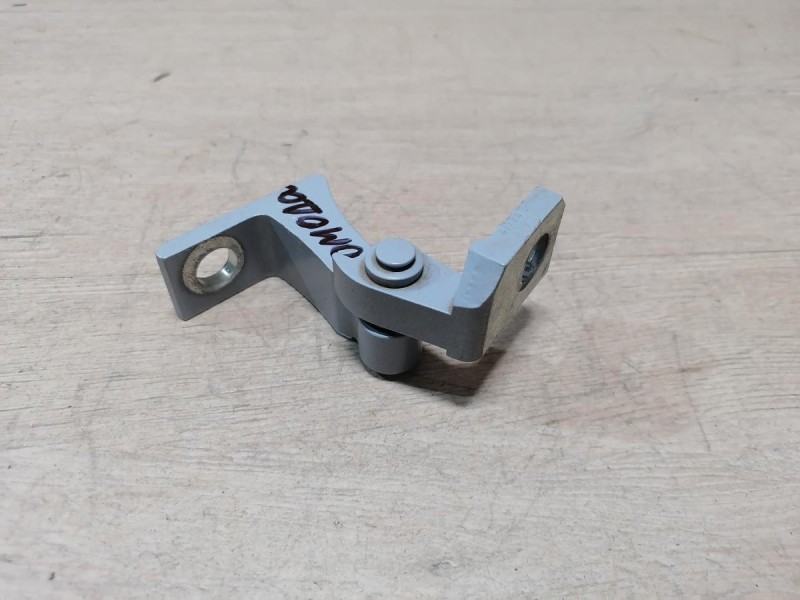 Omoda C5 петля двери левая