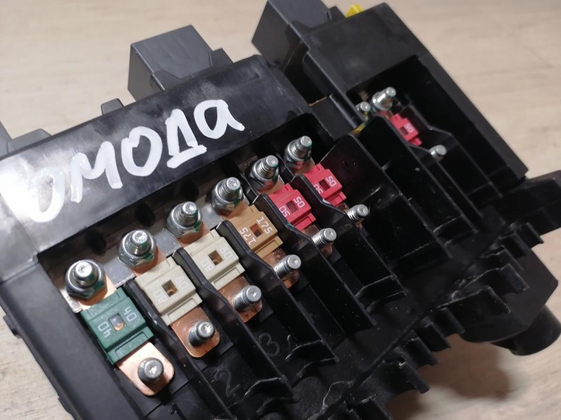 Omoda C5 блок предохранителей капота