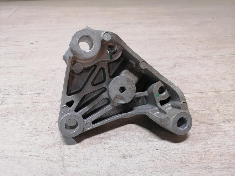 Omoda C5 кронштейн верхней подушки коробки вариатор