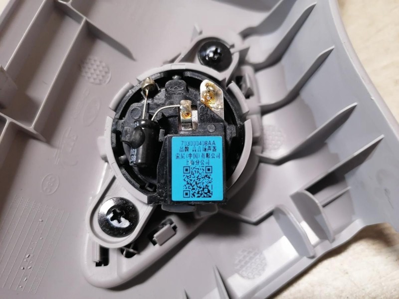 Omoda C5 обшивка передней стойки верхняя левая с пищалкой