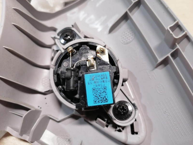 Omoda C5 обшивка передней стойки верхняя правая с пищалкой