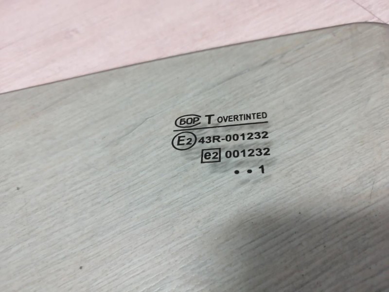 Niva №6 стекло переднее левое 11