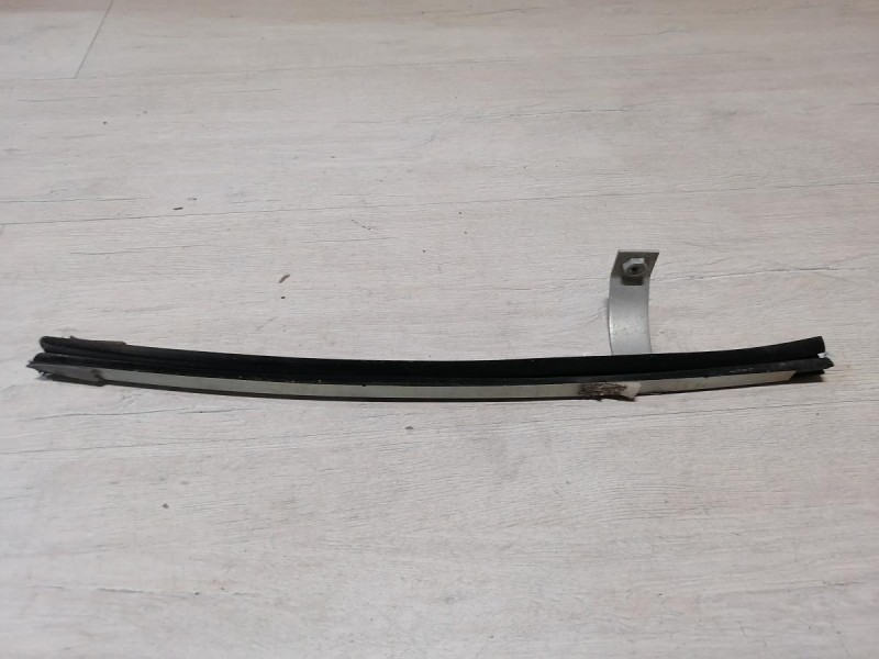 Niva №6 направляющая стекла двери передняя левая