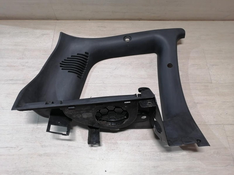 Niva №6 обшивка задней стойки форточки левая