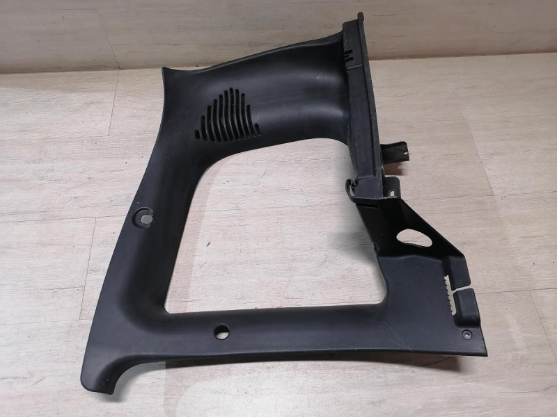 Niva №6 обшивка задней стойки форточки правая