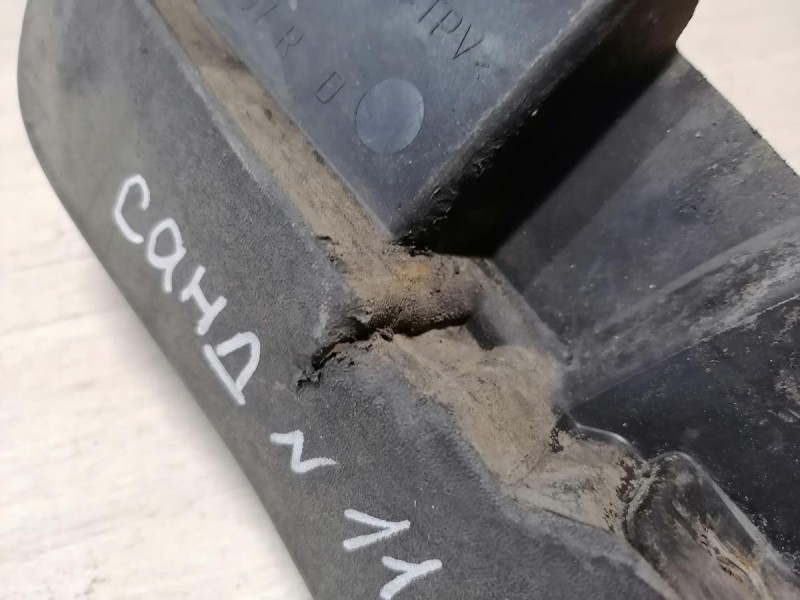 Sandero №11 брызговик передний правый степв