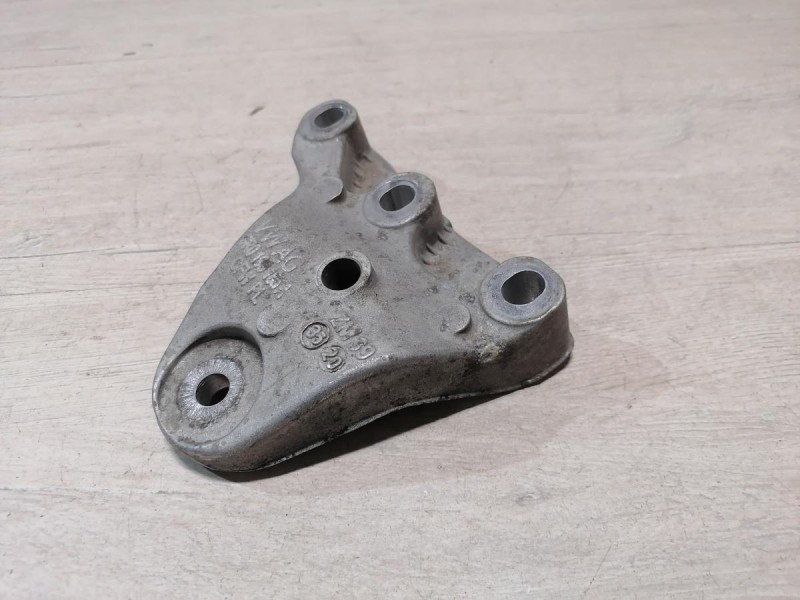 Rapid №2 кронштейн подушки двигателя правый