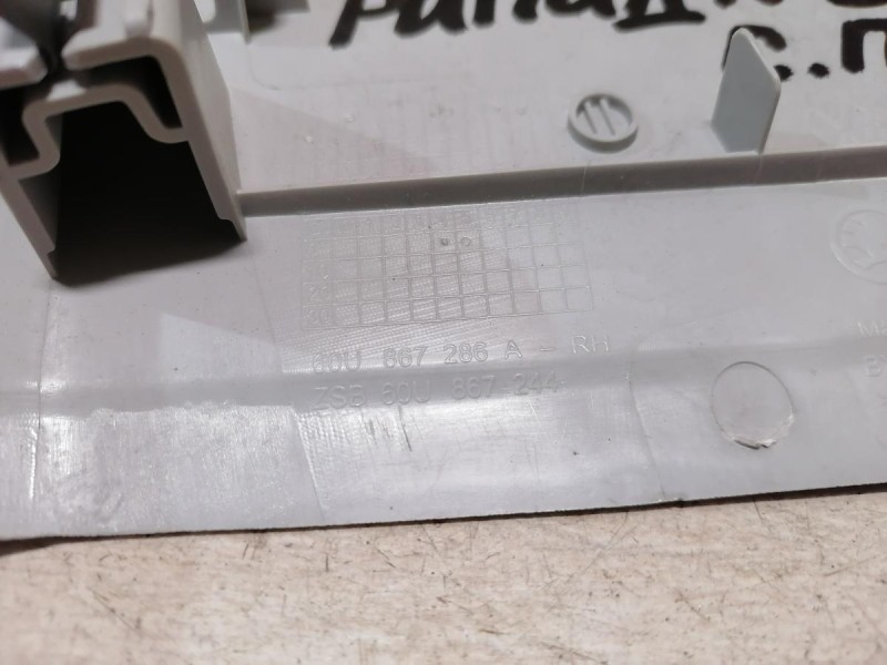 Rapid 2 обшивка средней стойки верхняя правая