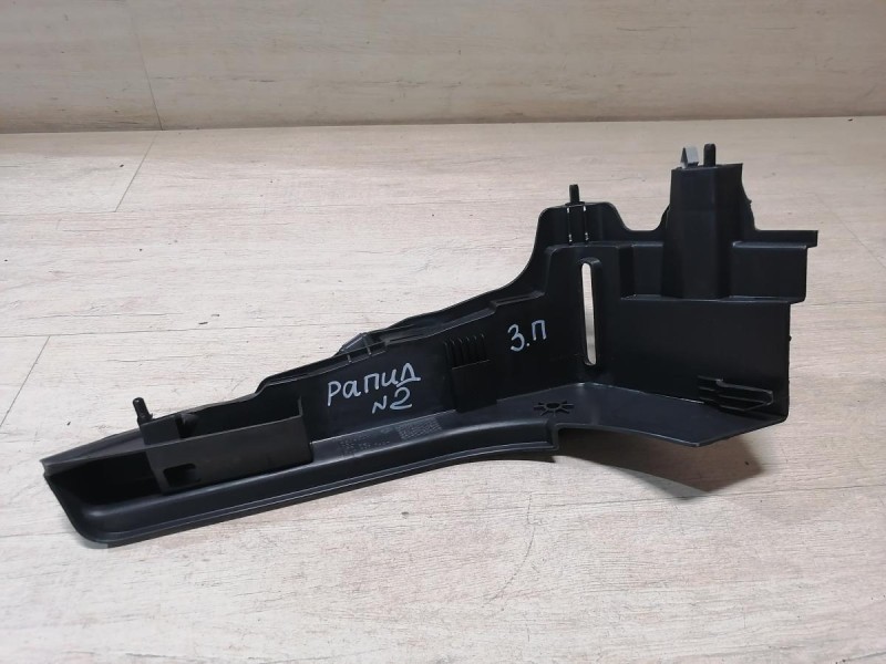 Rapid №2 обшивка задней стойки под полку правая