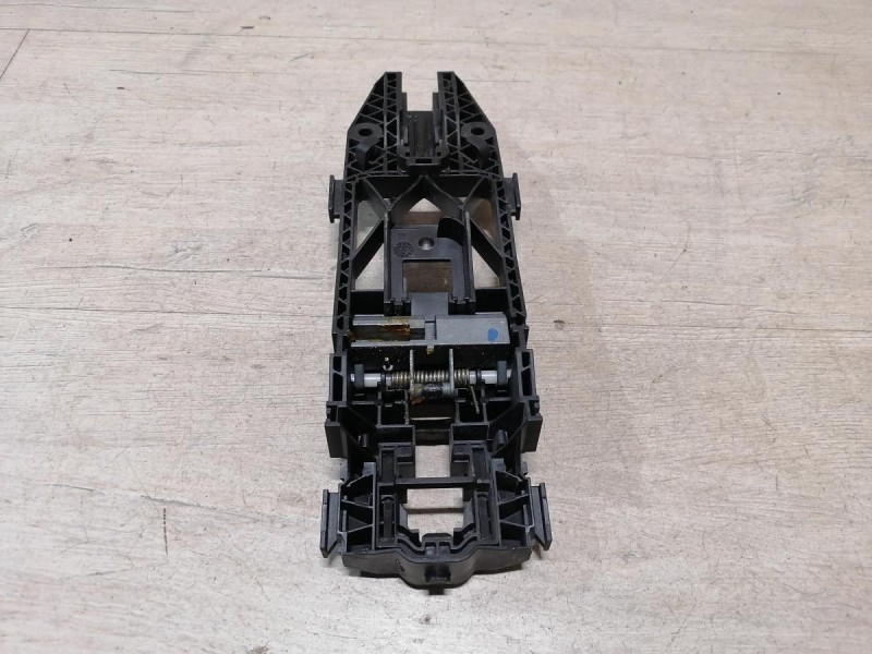 Rapid 2 кронштейн ручки двери задний левый