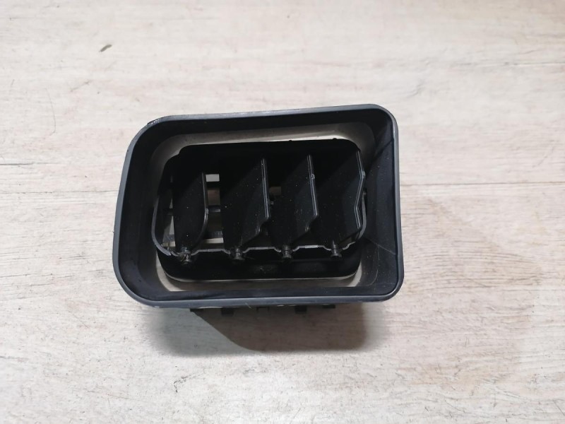 Logan №50 дефлектор торпедо центральный левый