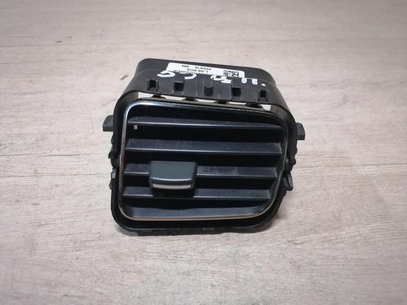 Logan №50 дефлектор торпедо центральный правый