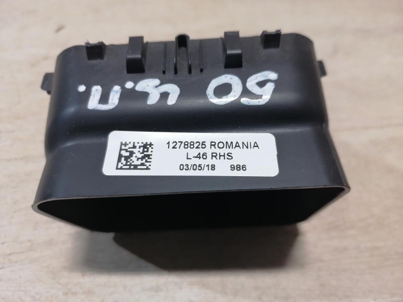 Logan №50 дефлектор торпедо центральный правый