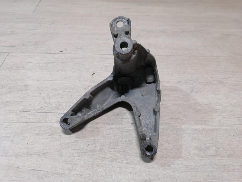 Logan №50 кронштейн верхней подушки коробки