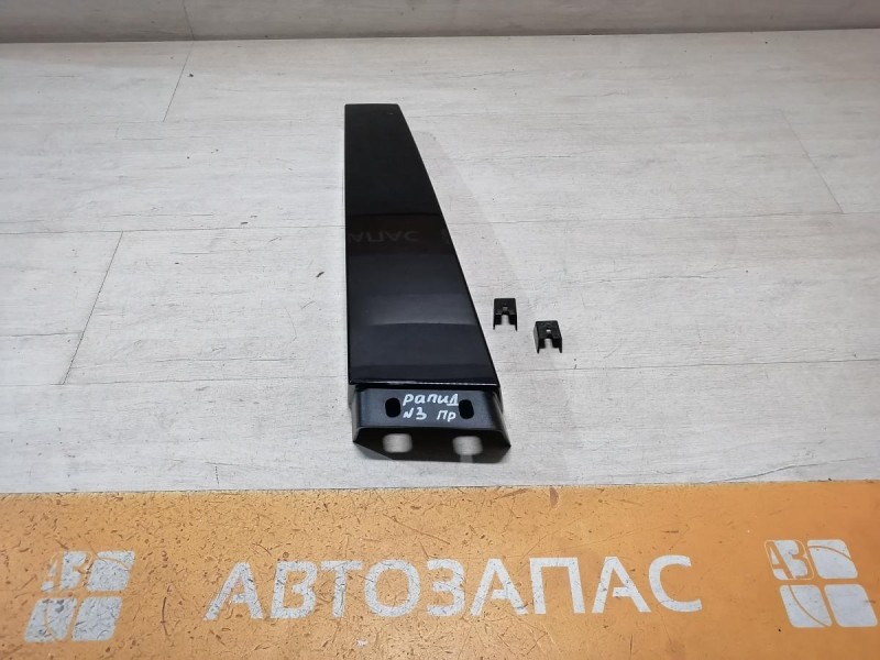 Rapid 2 накладка средней стойки наружная правая деф
