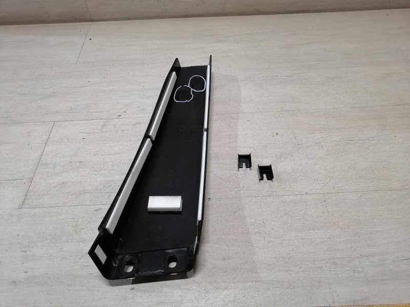 Rapid 2 накладка средней стойки наружная правая деф