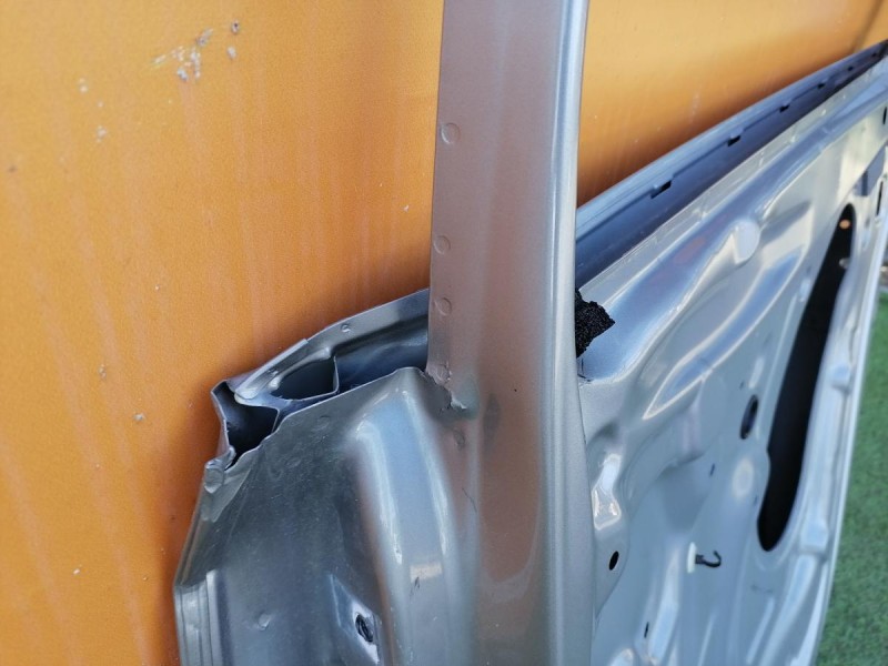 Rapid №2 дверь задняя правая рамка деф