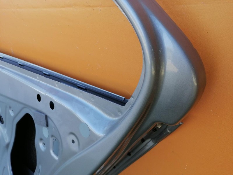 Rapid №2 дверь задняя правая рамка деф