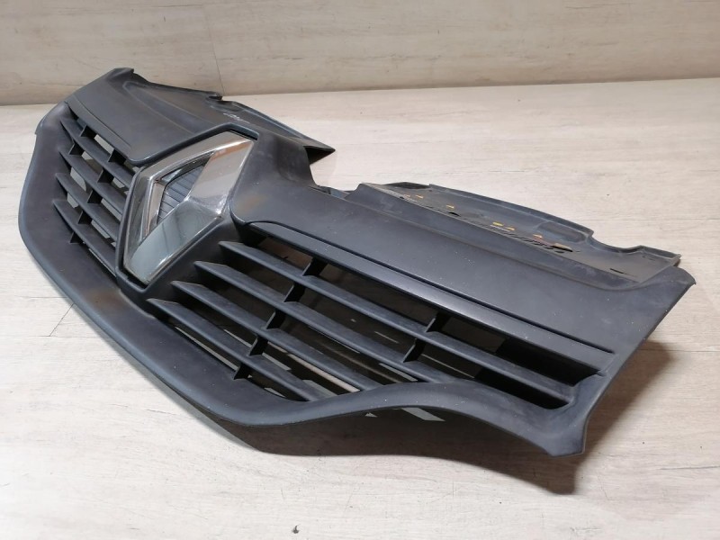 Sandero №15 решетка радиатора не ориг