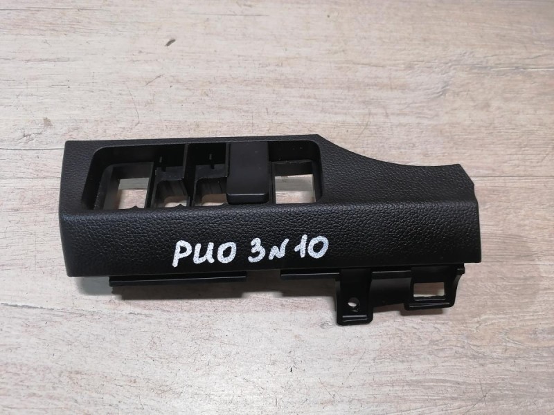 Rio 3 №10 накладка торпедо под блок кнопок