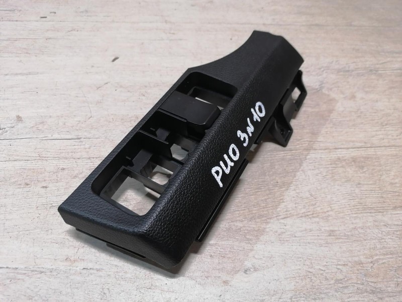 Rio 3 №10 накладка торпедо под блок кнопок