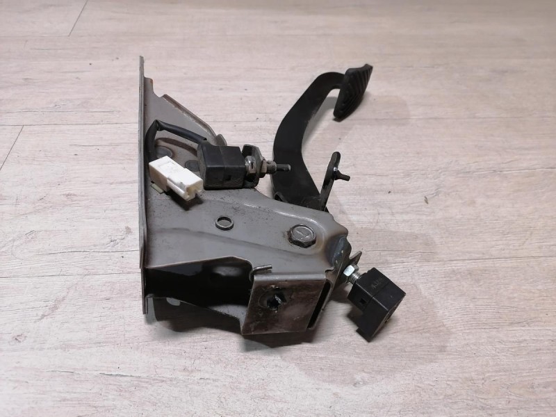 Rio 3 №10 педаль сцепления