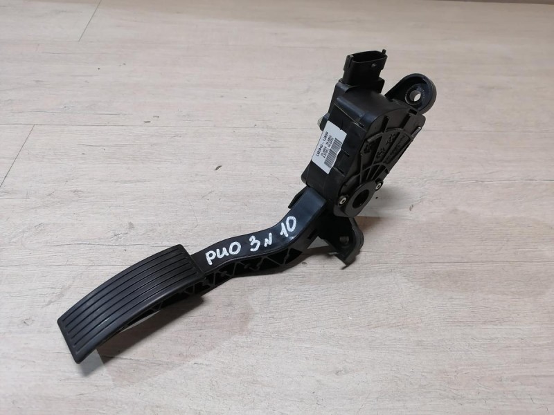 Rio 3 №10 педаль газа