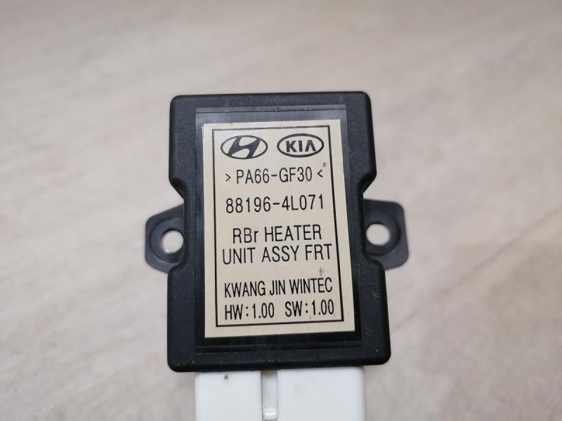 Rio 3 №10 блок управления подогревом сидений с проводкой