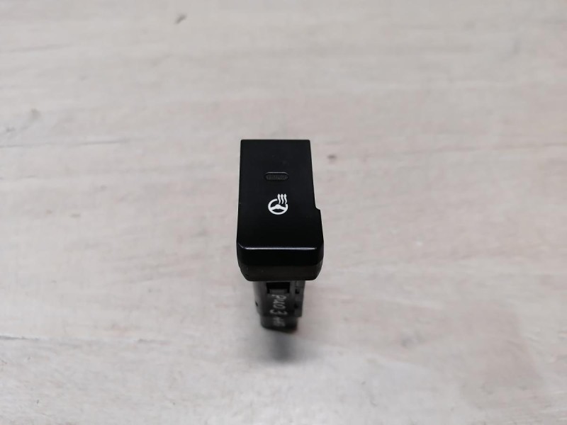 Rio 3 №10 кнопка подогрева руля