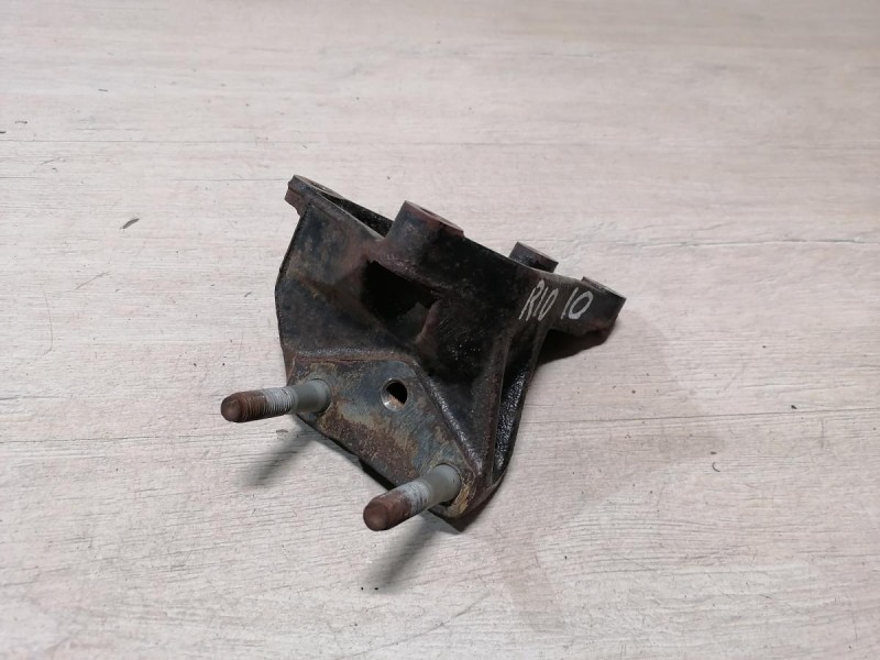 Rio 3 №10 кронштейн правой подушки двигателя