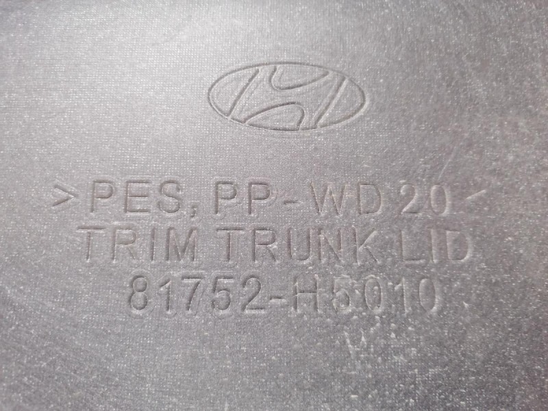 Solaris №5 обшивка крышки багажника