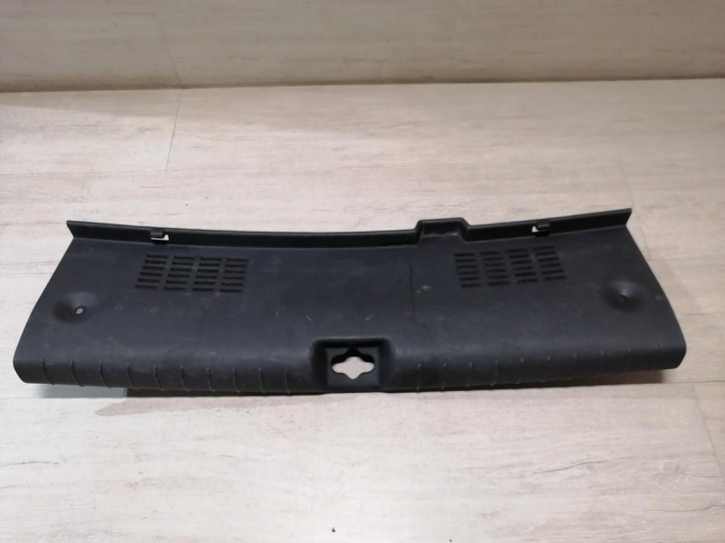 Solaris №5 обшивка задней панели накладка замка багажника