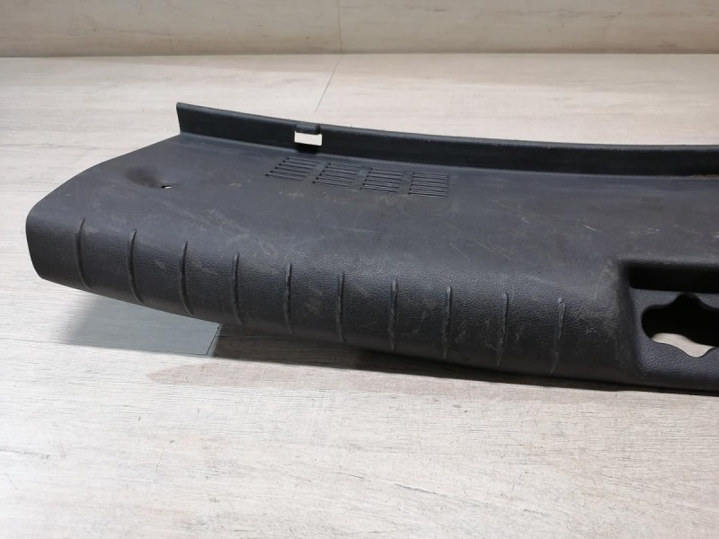 Solaris №5 обшивка задней панели накладка замка багажника