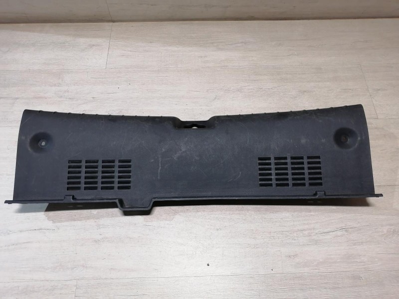 Solaris №5 обшивка задней панели накладка замка багажника