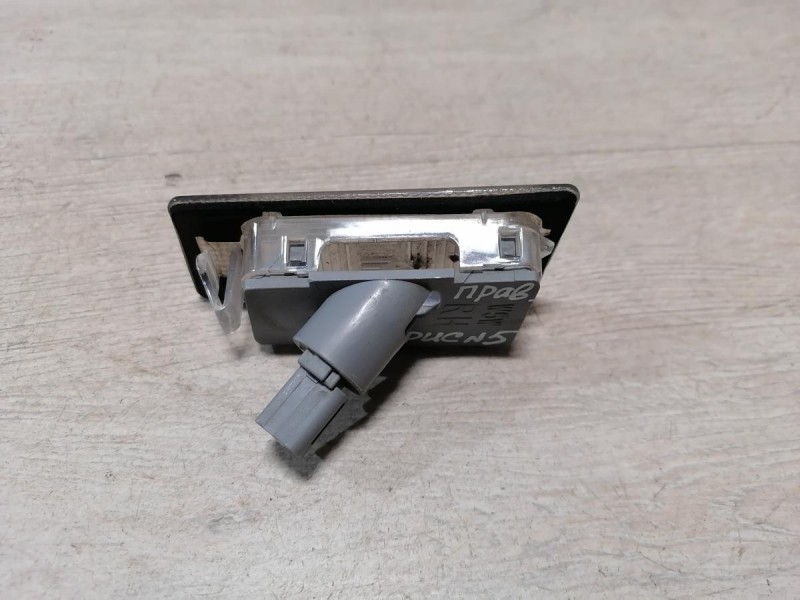 Solaris №5 плафон подсветки номера правый