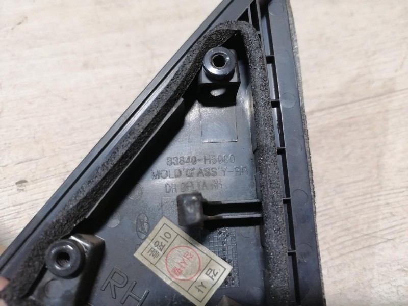 Solaris №5 накладка двери наружная задняя правая уголок