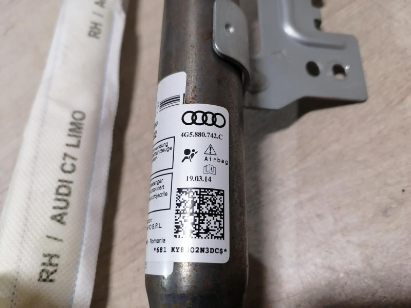 Audi A6 C7 шторка безопасности правая