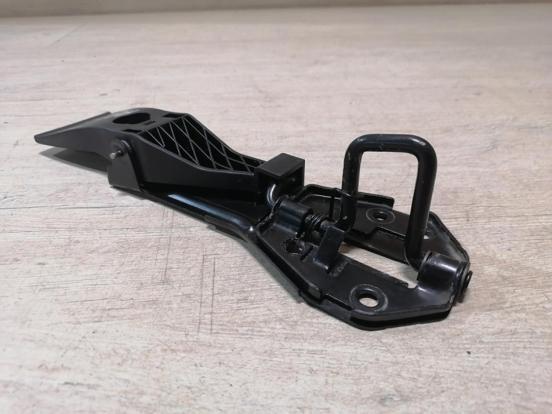 Audi A6 C7 ручка открывания капота петля замка капота