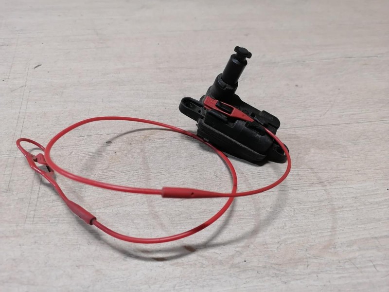 Audi A6 C7 активатор лючка бензобака